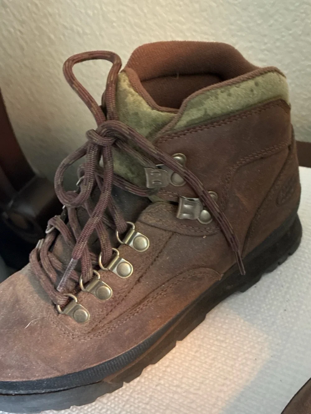 Brown Big Boys  Hiking Boots - Rugged Outdoor Trail Shoes